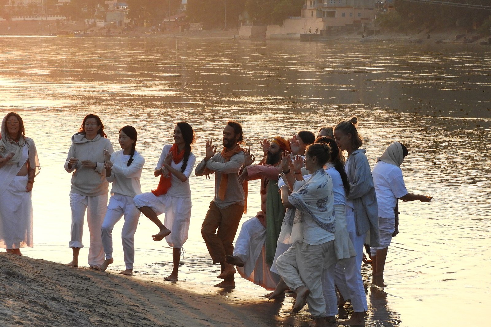 Devotees Dancing and singing prayers at Rishikesh Ganga Ghat 01