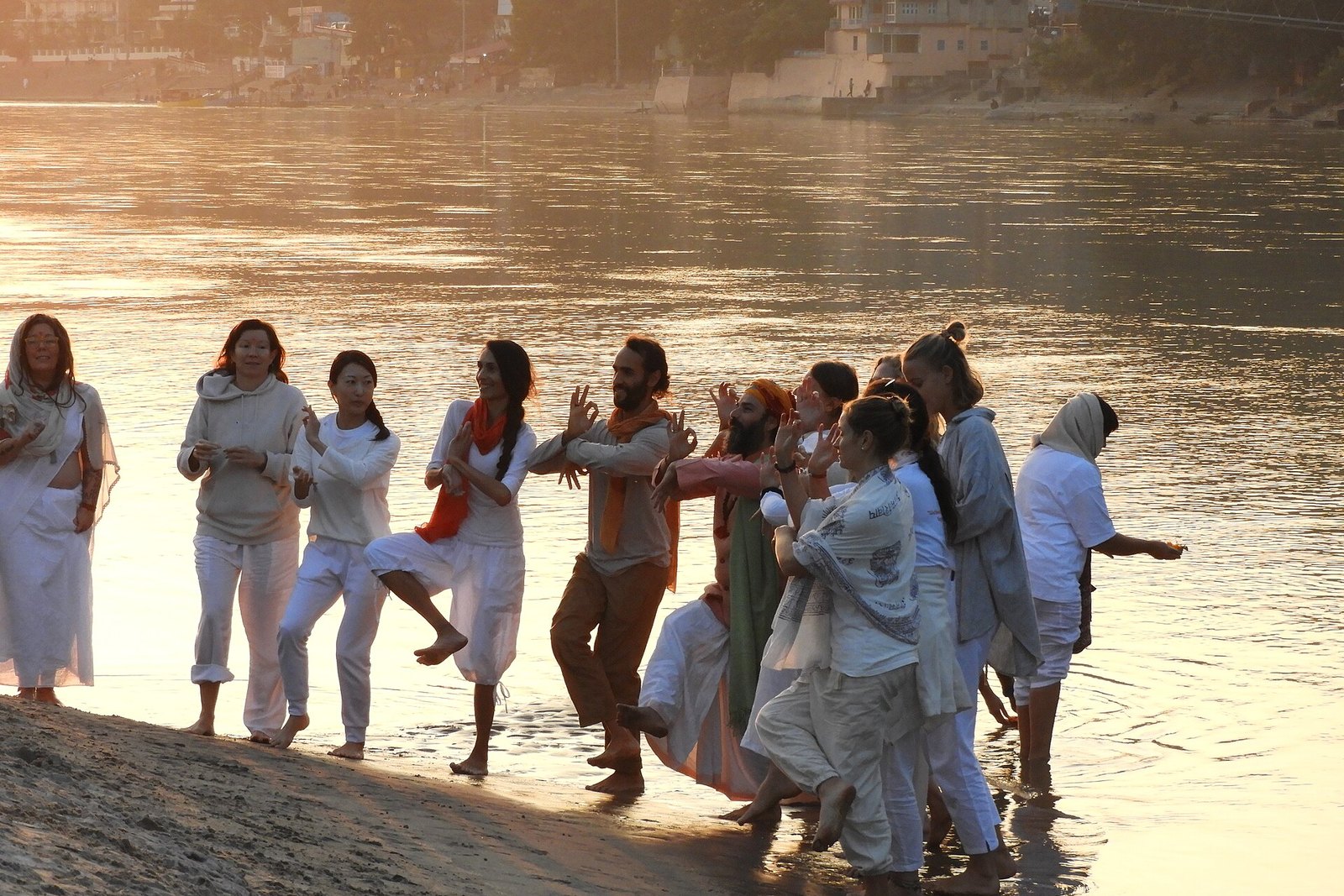 Devotees Dancing and singing prayers at Rishikesh Ganga Ghat 03