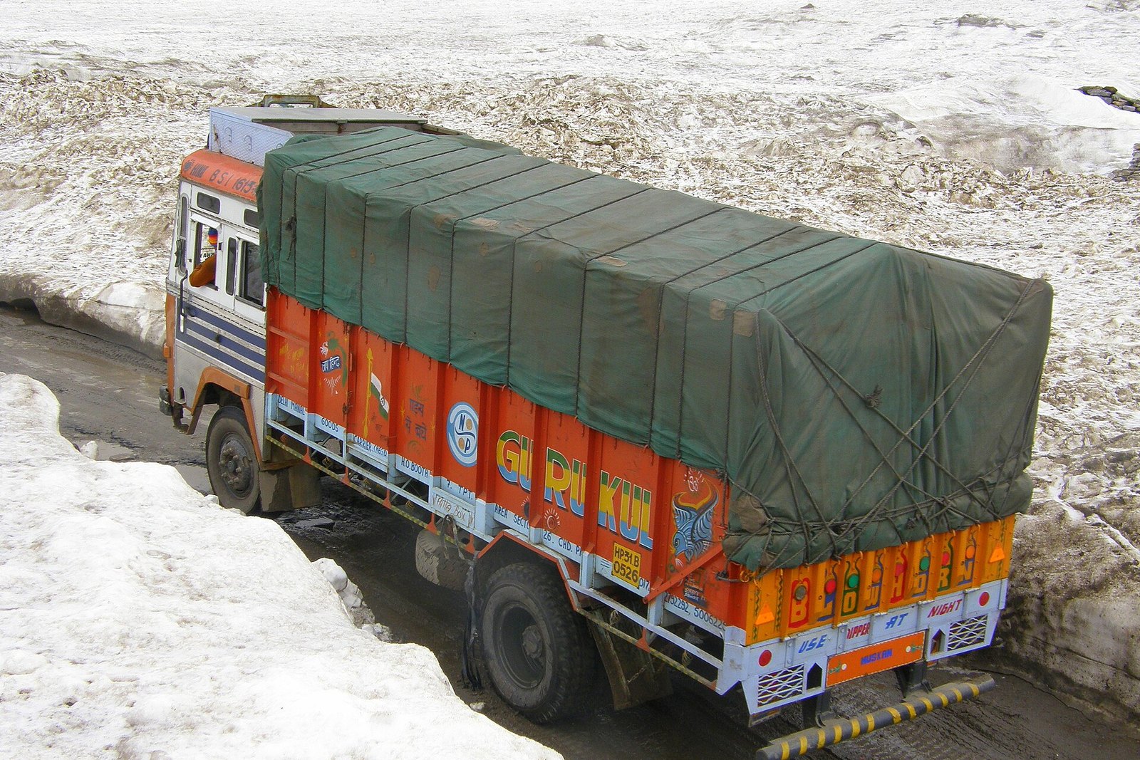 Ashok Leyland Truck on its course In Rohtang Pass