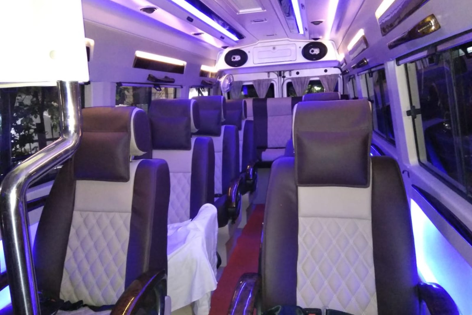 18 Seater Tempo Traveller