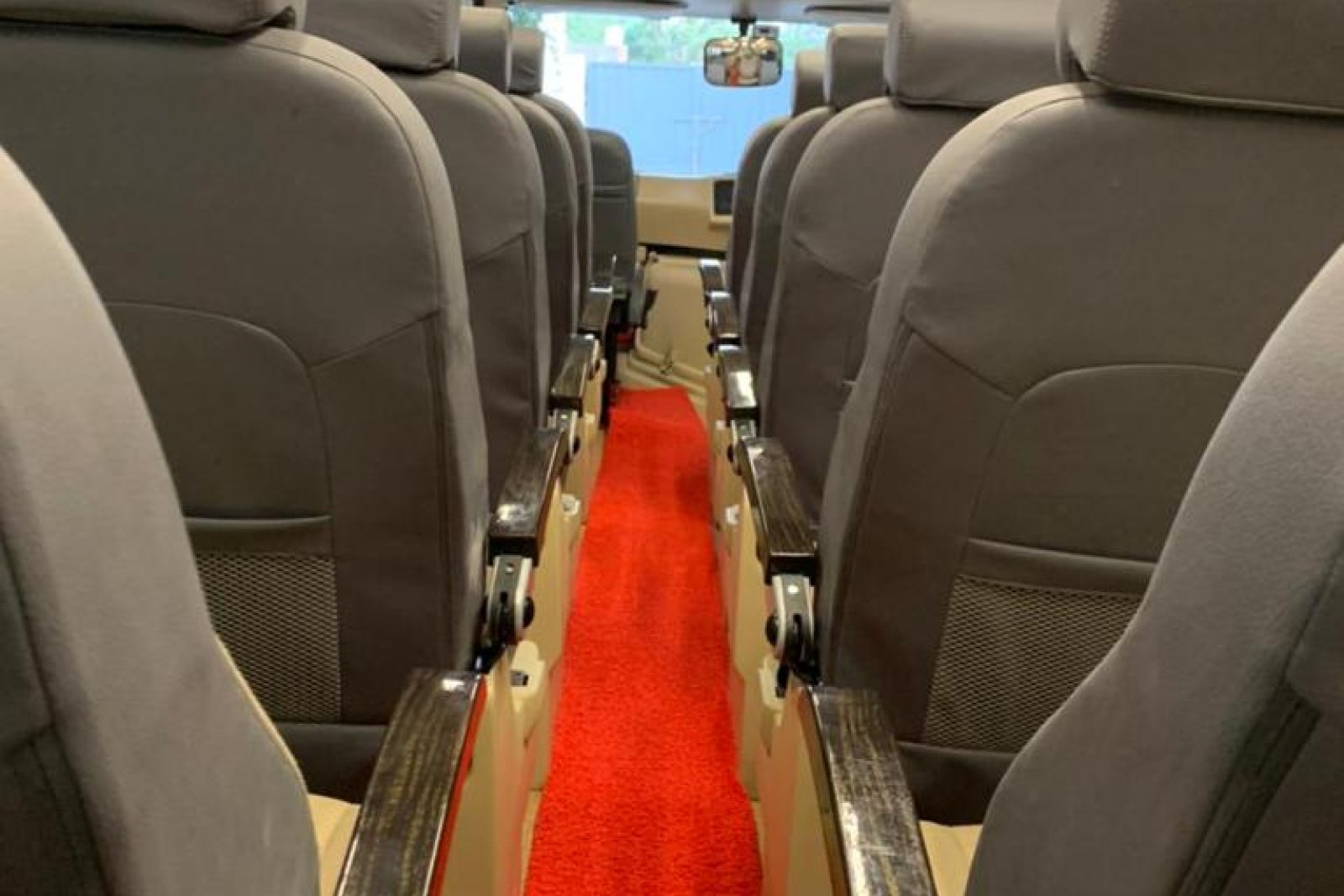 18 Seater Tempo Traveller