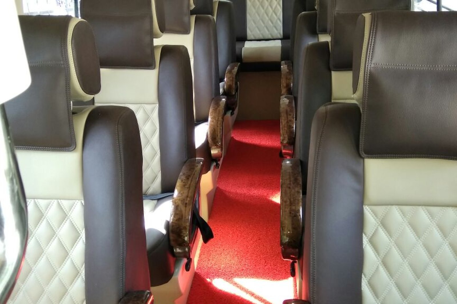 18 Seater Tempo Traveller