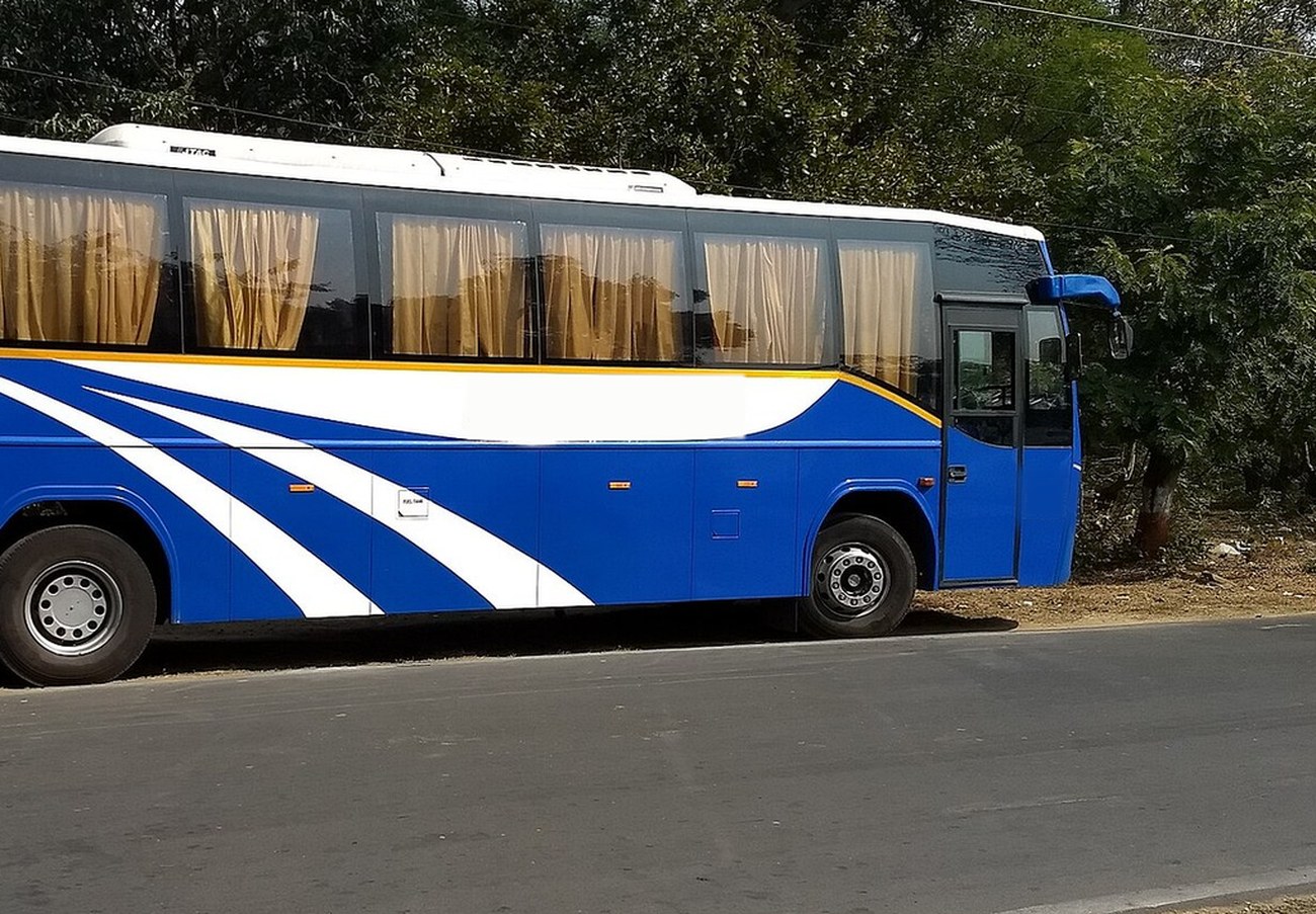 Raahi Vacation 50 seater coach, window line and body