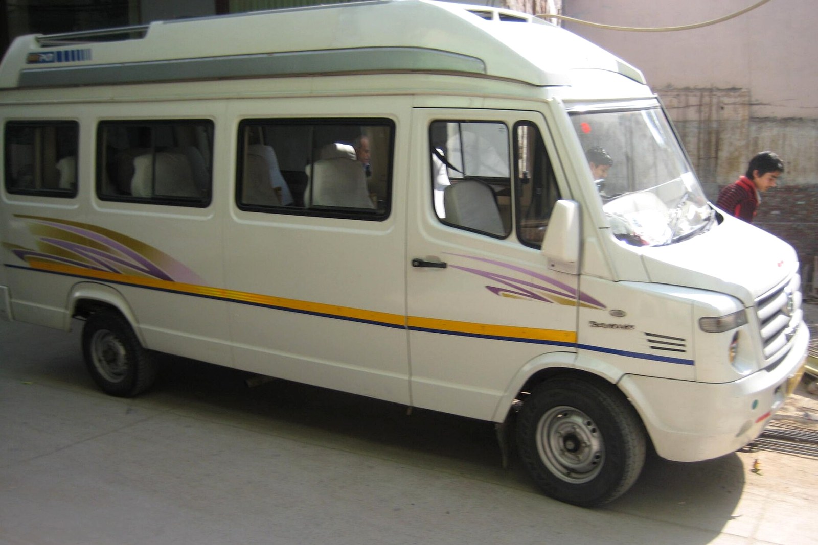 18 Seater Tempo Traveller
